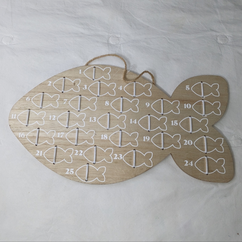 🏈 Pet Cat Toy Countdown Calendar wood NWT  cat small animal fish shape cream